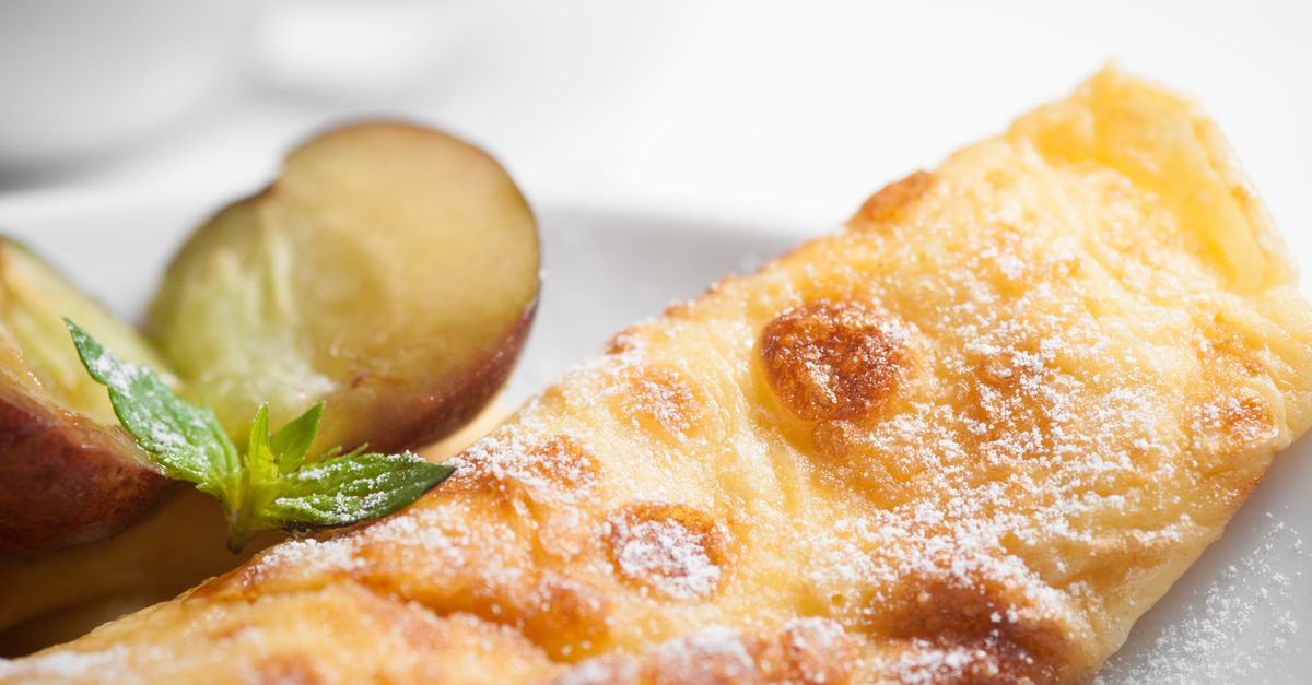 Crêpier ambulant préparant des galettes sur un bilig traditionnel devant des convives souriants